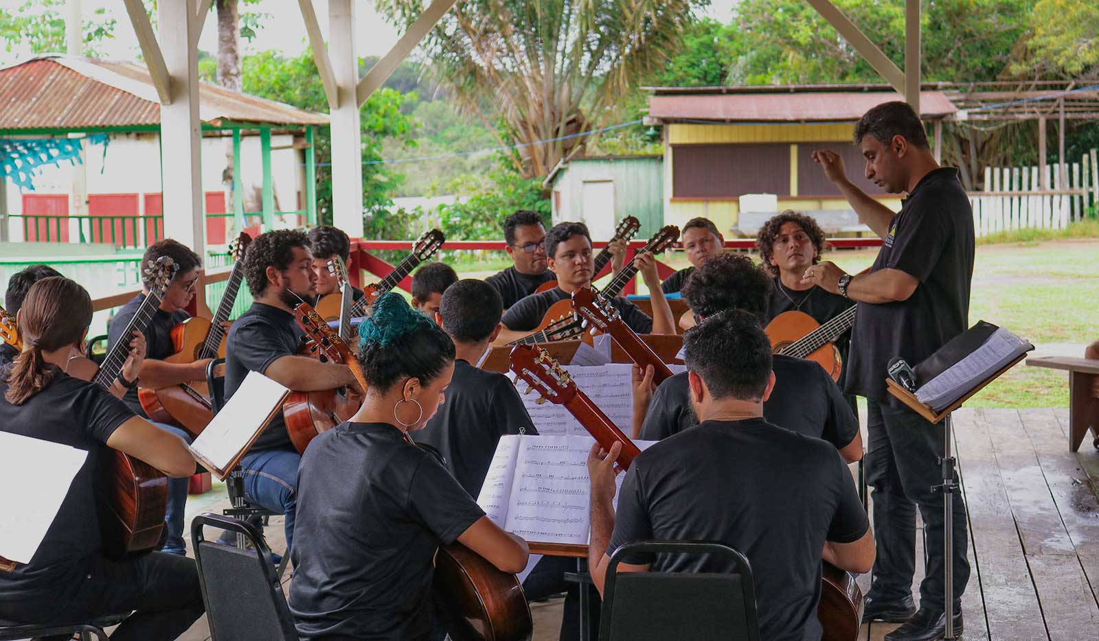 Comunidade ribeirinha do Tumbira recebe Orquestra de Violões do Amazonas