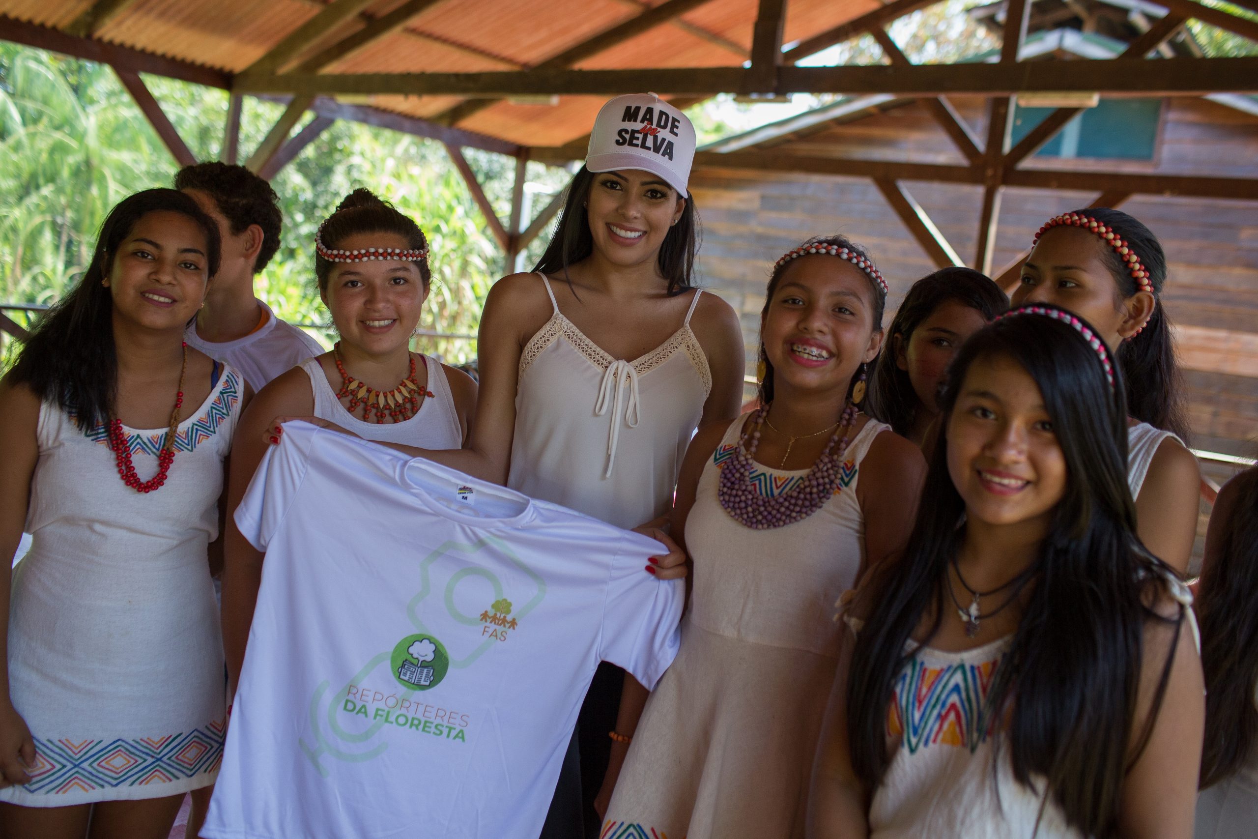 Estudantes do Projeto Repórteres da Floresta recebem visita da Miss Brasil Mayra Dias